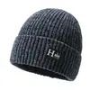 Novo gorro de inverno masculino quente de tricô, forrado com fleece e espesso, gorro pullover à prova de frio para atividades ao ar livre, gorro de tricô com topo redondo e letra
