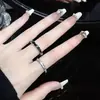 Son anillos de pareja negros o blancos para hombres y mujeres diseño de nicho ins anillos a juego de alta gama minimalistas anillo abierto estilo frío