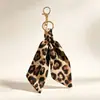 Nuevo llavero con colgante de tela de pañuelo de seda con estampado de leopardo, accesorio para bolso, decoración, colgante para coche, llavero creativo, regalo