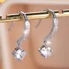 Brincos Rongxing Transfronteiriços com Zircônia Completa de Quatro Garras e Diamante Branco Redondo para Mulheres, Brincos de Gancho e Argola Coreanos Dongdaemun