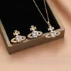 Brincos com Zircônia Microincrustada Imperatriz Viúva Saturno para Mulheres Brincos da Moda Tendência Coreana e Japonesa Corrente de Clavícula Conjunto Leve de Luxo