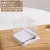 Bolo Mousse em Camadas Triangular Estilo Japonês Cortado em Pedaços, Fatias Triangulares, Embalado em Caixas Transparentes para Assar