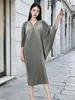 Comercio exterior transfronterizo vestido Miyake lujo ligero sentido de alta gama cuello en V manga murciélago holgado talla extra cubre carne temperamento ceñido a la cadera falda