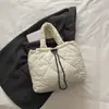 Bolsa Tote de Algodão de Grande Capacidade para o Dia a Dia 2025 Nova Simples Acolchoada Bolsa de Axila Versátil Bolsa de Ombro para o Dia a Dia