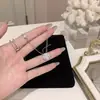 Colar da Sorte de Trevo de Quatro Folhas de Luxo Leve e de Alta Qualidade para Mulheres, Design Simples de Nicho, Corrente de Clavícula Exquisita e Versátil para Namorada