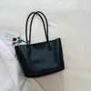 Bolsa Tote Grande com Textura de Tecido Feminina Moda Verão 2026 Casual Simples para o Dia a Dia Ombro Único Bolsinha de Axila