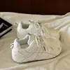 Tenis blancos súper modernos, versátiles para estudiantes, zapatillas de entrenamiento alemanas, mocasines para mujer, nueva colección de moda otoño temprano 2026, zapatos casuales de suela gruesa para mujer