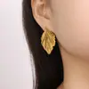 Pendientes de Joyería Irregulares con Diseño de Nicho de Moda de Lujo Ligero de Nuevo Estilo Europeo y Americano con Forma de Hoja de Acero de Titanio Chapado en Oro