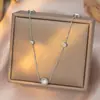 Pulsera de acero de titanio con diamantes pequeños y estilo romano, de lujo y ligera, de alta gama, para mujer, exquisita, estilo simple y frío, sin decoloración.