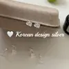 Brincos estilo coreano, modernos e mais vendidos: brincos versáteis de coração listrado em prata de lei S925, perfeitos para orelhas recém-furadas, pequenos e fofos