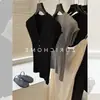 Camiseta feminina estilo coreano cinza de Tencel, manga curta, verão, petite, gola V curta, malha canelada, top de meia-manga