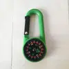 Bússola portátil para atividades ao ar livre com mosquetão de fixação rápida em ABS. Bússola multifuncional com fivela para mochila.