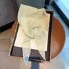 Lenço Triangular de Cor Sólida de Alta Qualidade com Listras Horizontais, Pequeno Xale para Outono e Inverno, Cachecol para Aquecer o Pescoço, Lenço Triangular Versátil de Tricô Quente para Mulheres