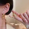 Pendientes de Diseño Exclusivo con Doble Hebilla para Mujer 2025 Nuevo Estilo Pendientes Geométricos Dorados Elegantes con un Toque de Alta Gama, Pendientes Únicos y Deslumbrantes