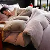 Estilo Lujo Ligero Invierno Color Sólido Leche Polar Cálido Juego de Cama de Cuatro Piezas Funda de Edredón de Franela Doble Cara Sábana Ajustable Ropa de Cama Más Juego de Polar