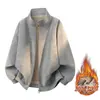 Jaqueta de couro com forro de fleece estilo americano, adequada para primavera e outono, casaco de inverno masculino com fleece adicional para aquecimento extra, design estiloso e descolado, gola alta, agasalho de inverno
