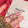 Sentido del Diseño Perforador de Un Solo Uso Corazón Simple Pendientes de Botón de Alta Gama Moda Femenina Elegante Versátil Nicho Pendientes de Estilo Frío Pendientes