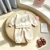 Conjunto infantil 2026 novo estilo coreano para meninas, moletom esportivo moderno e calça jogger, conjunto de duas peças da moda para exportação
