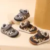 Sapatos de caminhada anti-chute para bebês meninos e meninas, sola macia, novo modelo de outono, tênis esportivos para bebês, antiderrapantes, sapatos para bebês estilo coreano, atacado