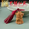 Llavero de gatito juguetón tallado en madera de azufaifo de Yiming Xianyuan, lindo colgante decorativo para mochila de pareja con borla temática de luna
