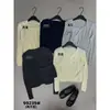 La única colección de otoño VI+ que presenta un cárdigan de punto calado estilo coreano, minimalista, y un top tipo camisola - un conjunto de dos piezas para mujer, estilo 99239
