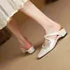 Medias Pantuflas Cerradas de Punta con Tira Cruzada de Perlas y Pedrería Estilo Coreano para Combinar con Faldas, Nuevo Modelo 2026 Sandalias Mula con Plataforma para Mujer