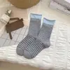 Meias Listradas Slouch de Cor Contrastante para Mulheres, Meias Longas Respiráveis com Punho Duplo para Outono e Inverno, Meias de Cano Médio Sem Costura com Blocos de Cor e Borda Dobrada