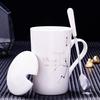 Taza de cerámica de gran capacidad con tapa y cuchara, ideal para el hogar, la oficina o para café en pareja.