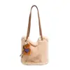 Bolso de peluche nuevo 2026 para mujer, con un lindo dije de oso, un bolso de hombro estilo coreano y un diseño de gran capacidad adecuado para el trabajo
