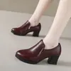 Sapatos femininos de salto grosso com decote profundo, novo modelo outono 2026, sapatos de couro confortáveis e versáteis de salto médio para mães de meia-idade