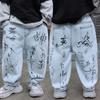 Jeans con Graffiti para Niños Primavera y Otoño 2025 Nuevo Otoño Infantil Versátil Casual Pantalones de Pierna Ancha Modernos