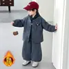 Roupas de Inverno para Meninos Cardigã Rota do Urso Conjunto de Três Peças Estilo Coreano Conjunto de Moletom com Forro de Lã para Crianças Roupas Infantis Bonitas e Modernas para Bebês