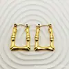Moda Europea y Americana Pendientes de Acero Inoxidable Temperamento Dorado Versátiles Sensación de Alta Gama Resistentes al Color Retro Nicho Pendientes de Botón Adornos para Orejas