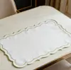 Venta Caliente Transfronteriza Estilo Europeo Aislado Bordado Manteles Individuales Runner de Mesa Bordado Hueco Paño para Platos Fábrica Venta al por Mayor Paño para Platos de Navidad Mantel