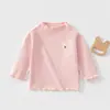 Camiseta básica estilo coreano de cuello semi-alto Clase A, suministro directo del fabricante, suave y versátil para bebés, adecuada para lactantes y niños pequeños