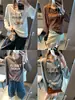 Además, el nuevo modelo de otoño es una camiseta de estilo retro americano con letras desgastadas, cuello redondo y mangas largas, adecuada para uso casual, MQ1763