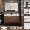 Tocador de baño de color nogal con lavabo, una combinación de estilo chino y un lavabo cerámico integrado para lavarse las manos y la cara