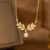 Pendente de Clavícula Clássico V Grande Banhado a Ouro 18K Real em Aço Titânio, Venda Quente Internacional Transfronteiriça, Tema de Moda Personalizado, Microincrustado com Zircônia Cúbica