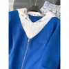 Conjunto Deportivo Casual Azul Diseñado para Mujer en Otoño, Conjunto de Dos Piezas con Capucha y Cremallera con Empalme de Encaje, Moderno y Rejuvenecedor