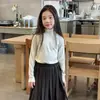 Crea sin esfuerzo un look de estilo coreano con esta prenda básica de cuello alto, color liso, alta elasticidad, suave y a prueba de viento para proteger el cuello de los niños.
