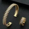Conjunto de Pulsera Abierta y Anillo con Borde Bordado de Diamantes Completos, Joyería de Zirconia Chapada en Oro de Lujo Ligero, Accesorios de Moda Transfronterizos, Venta al por Mayor de Productos Nuevos