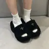 Sapatos Peludos de Salto Alto com Cruz Integrada para Mulheres 2025 Novo Estilo de Inverno Chinelos de Solado Grosso Slip-On para Uso Externo