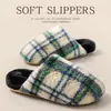 Zapatillas de algodón a cuadros retro de moda para mujer, para uso en interiores en otoño e invierno, zapatillas cálidas de felpa con suela gruesa y silenciosa para hombre