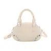 Bolsa Pequena Fashion com Tachas para Mulheres 2026 Novo Estilo Bolsa de Mão Bowling Fosca Fashion Bolsa Transversal Retrô Primavera e Verão