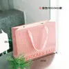Bolsa Rosa para Tienda de Ropa de Niña, Bolsa Tote Rosa, Bolsa de Papel con Logo, Bolsa de Compras de Ropa de Alta Gama, Bolsa de Papel Inglesa con Logo