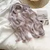 Lenço longo de seda liso e plissado para mulheres, suave e versátil, com toque texturizado, perfeito como xale de exterior ou um acessório de pescoço macio e translúcido.