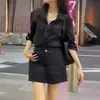 Atuendo de Verano 2026: Un conjunto de dos piezas elegante y sofisticado que presenta una blusa y una falda profesionales, perfecto para un look chic y maduro.