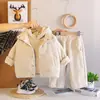 Conjunto de inverno para meninos 2026 novo estilo colete com letras conjunto de três peças para meninas, outono e inverno casaco de algodão espesso com forro de fleece moderno
