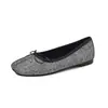 Sapatos confortáveis de moda nicho com sola macia de 1 cm, novo modelo de verão 2026, sapatos rasos slip-on de bico redondo e sem salto
