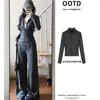 Conjunto casual esportivo feminino 2026 com moletom de listras finas e calça, um conjunto de looks elegantes e sofisticados no estilo old money